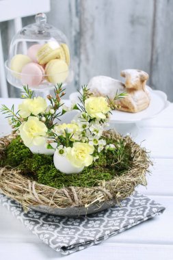 Nasıl karanfil, balmumu çiçek ile Paskalya tablo merkezinde yapmak