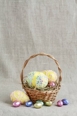 Yumurta ile geleneksel Paskalya sepeti.