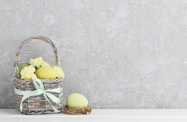 Yumurta ile geleneksel Paskalya sepeti.