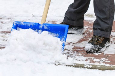 Adam kar kaldırım kar fırtınası sonra kaldırma.