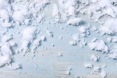 Mavi ahşap arka planda gerçek, doğal kar. 