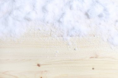 Mavi ahşap arka planda gerçek, doğal kar. 