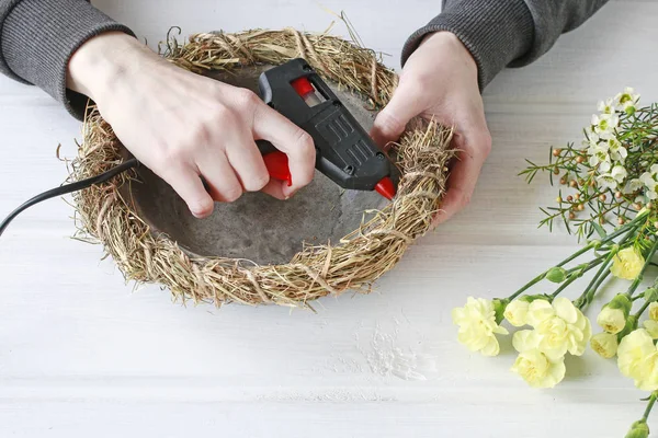 Cómo hacer centro de mesa de Pascua con claveles, flor de cera —  Fotos de Stock