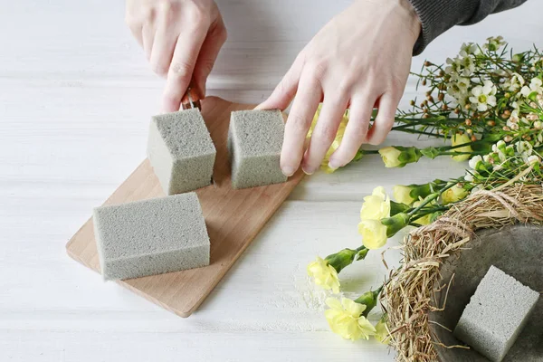 Cómo hacer centro de mesa de Pascua con claveles, flor de cera — Foto de Stock