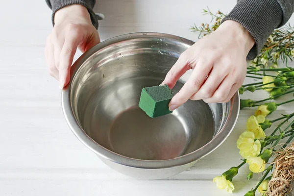Come fare il centrotavola della tavola pasquale con garofani, fiore di cera — Foto Stock