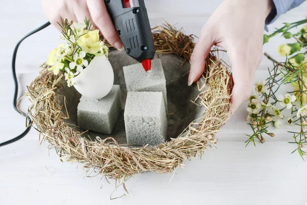 Cómo hacer centro de mesa de Pascua con claveles, flor de cera — Foto de Stock