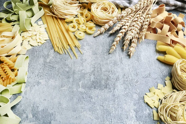 Tipos y formas mixtas de pasta italiana sobre piedra gris, fondo —  Fotos de Stock