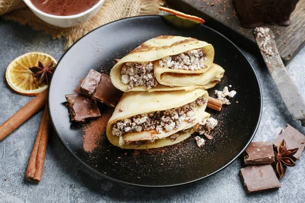 Pannenkoeken gevuld met chocolade en kwark. — Stockfoto