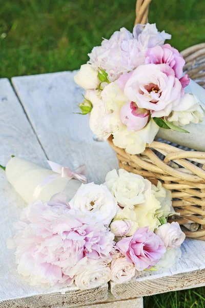 Cómo hacer un regalo encantador para invitados de boda con rosas y eus. —  Fotos de Stock