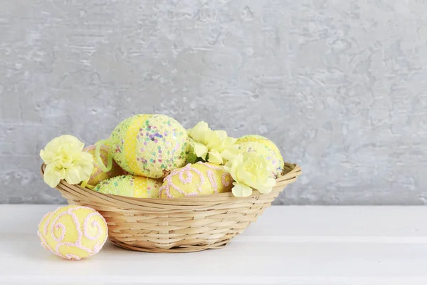 Traditional Easter basket with eggs. — Stock Photo, Image