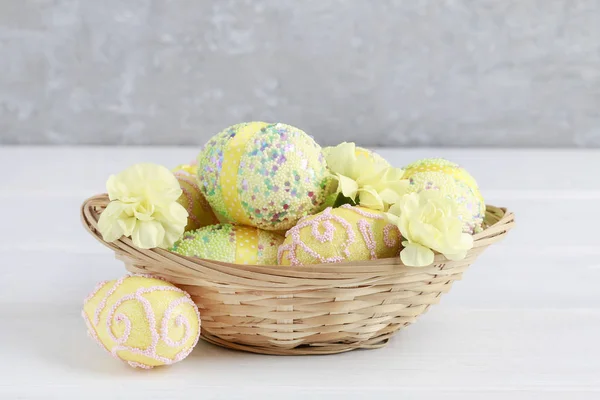 Cesta tradicional de Pascua con huevos . —  Fotos de Stock