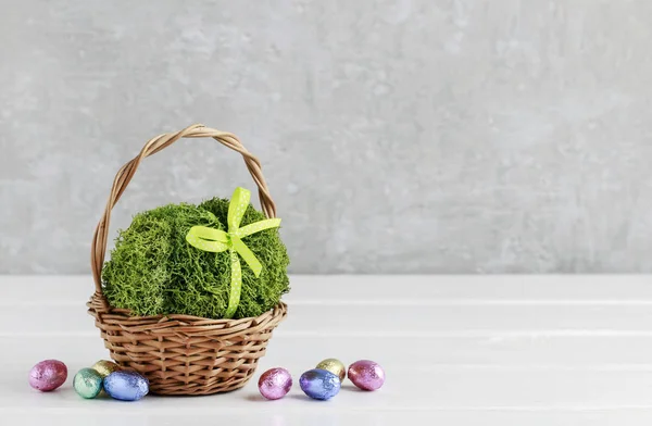 Traditional Easter basket with eggs. — Stock Photo, Image
