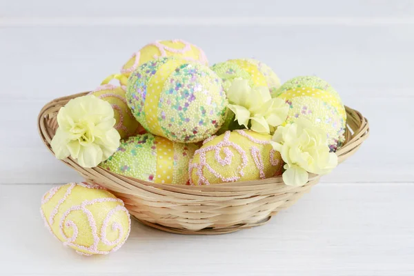 Traditional Easter basket with eggs. — Stock Photo, Image