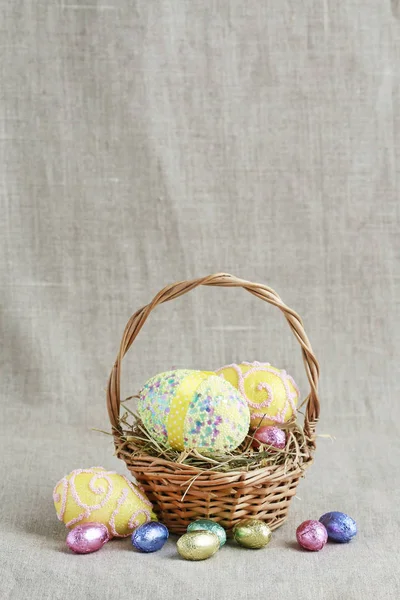 Traditional Easter basket with eggs. — Stock Photo, Image