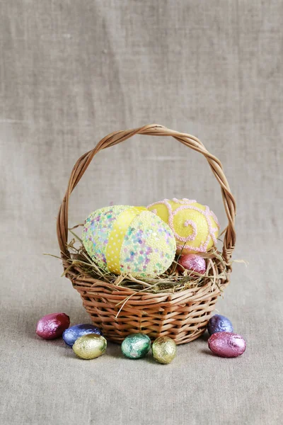 Traditional Easter basket with eggs. — Stock Photo, Image