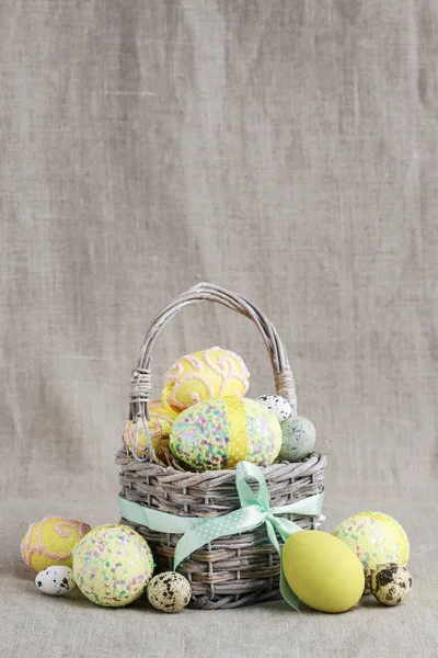 Traditional Easter basket with eggs. — Stock Photo, Image