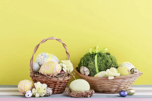 Traditional Easter basket with eggs. — Stock Photo, Image