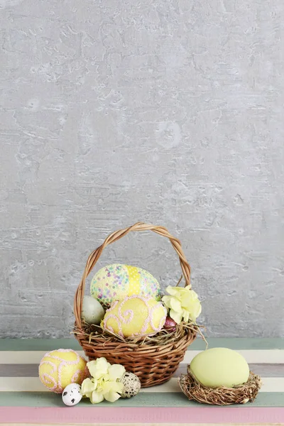 Cesta tradicional de Pascua con huevos . — Foto de Stock