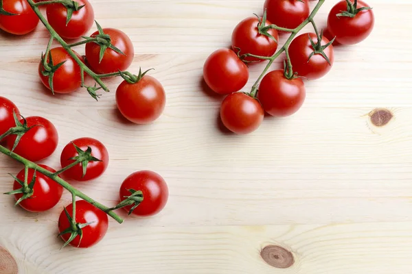 Kırsal ahşap arka planda taze domatesler — Stok fotoğraf