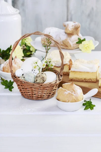 Traditionele Pasen mand met eieren. — Stockfoto