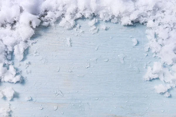 Echter, natürlicher Schnee auf blauem Holzgrund. — Stockfoto