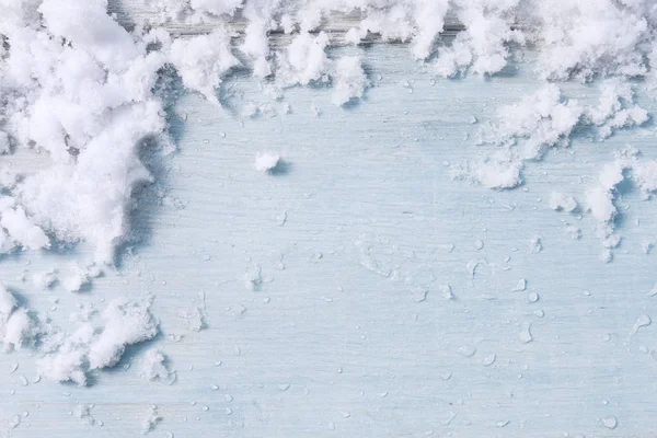 Настоящий, натуральный снег на синем фоне . — стоковое фото
