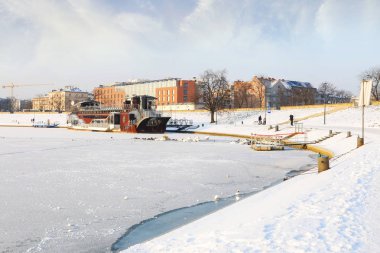 Krakow, Polonya - 07 Ocak 2017: Wisla nehri üzerindeki tekneler