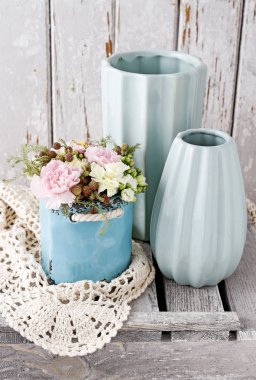 Buket pembe karanfil ve sarı aranjmani blossfeldiana fl
