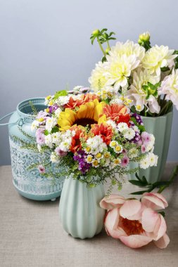 Buket: ayçiçeği, matricaria, yıldız çiçeği, papatya, chrysa