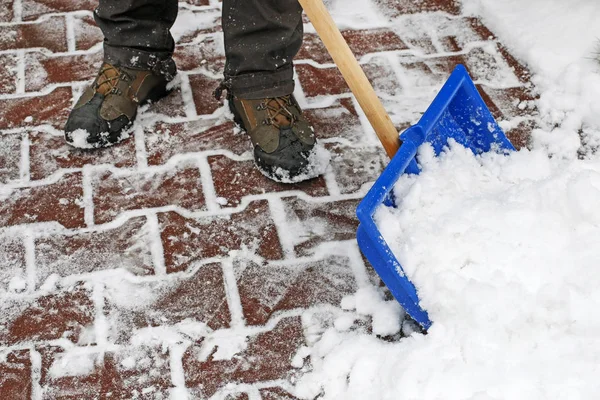 Uomo rimozione della neve dal marciapiede dopo la tempesta di neve . — Foto Stock