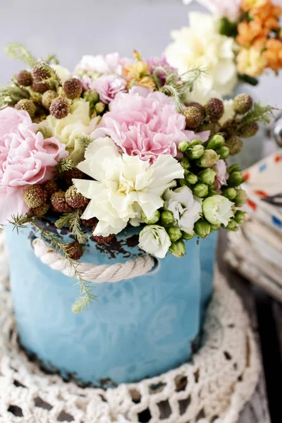 Bouquet of pink carnations and yellow Kalanchoe blossfeldiana fl — Stock Photo, Image