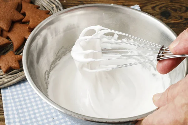 Hoe maak je ijsvorming voor peperkoek kerstkoekjes, tutorial — Stockfoto