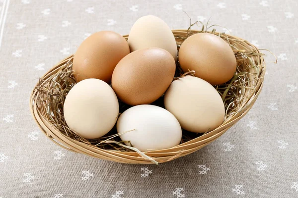 Wicker basket with eggs. — Stock Photo, Image