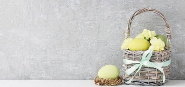 Yumurta ile geleneksel Paskalya sepeti.