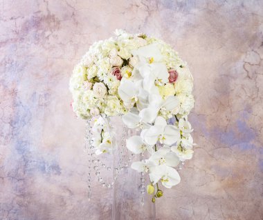 Beyaz Orkide, karanfil ve chrysanthe çiçek aranjmanı