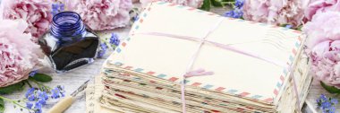 Arka planda Vintage aşk mektupları ve pembe şakayık yığını