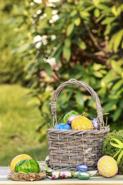 Renkli yumurtalarla geleneksel Paskalya sepeti. 