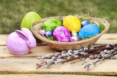 Renkli yumurtalarla geleneksel Paskalya sepeti. 