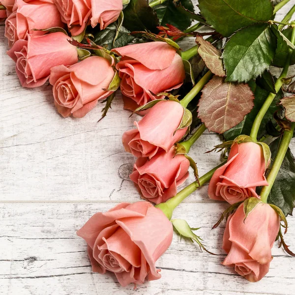 Großer Strauß Rosen auf Holzgrund — Stockfoto