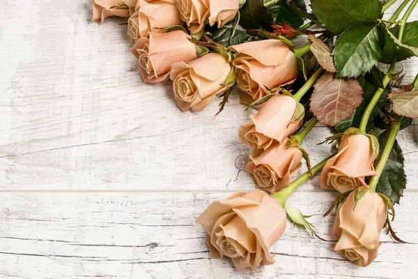 Großer Strauß Rosen auf Holzgrund — Stockfoto