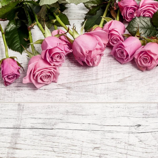 Großer Strauß Rosen auf Holzgrund — Stockfoto