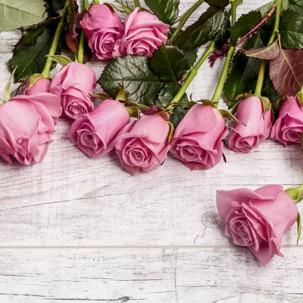 Grande buquê de rosas no fundo de madeira — Fotografia de Stock