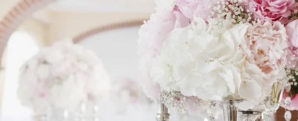 Arreglo floral con peonías rosadas, crisantemos blancos y g —  Fotos de Stock