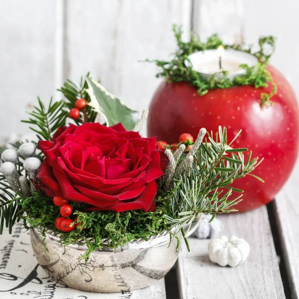 Decoración de mesa de Navidad con rosas y musgo —  Fotos de Stock