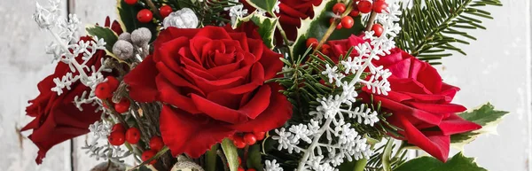 Weihnachtlicher Blumenschmuck mit Rosen und anderen Pflanzen, panora — Stockfoto