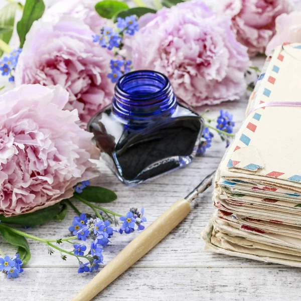 Stack di lettere d'amore vintage e peonie rosa sullo sfondo — Foto Stock