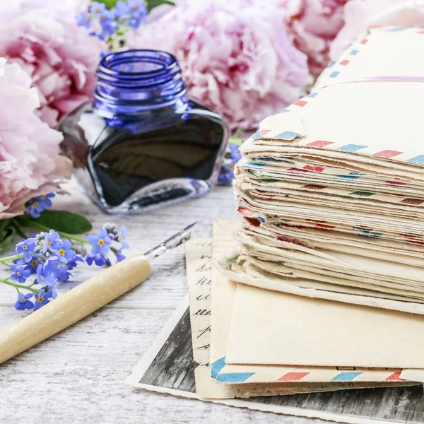 Stos rocznika listów miłosne i różowe piwonie w tle — Zdjęcie stockowe