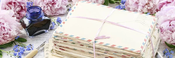 Pila de cartas de amor vintage y peonías rosas en el fondo —  Fotos de Stock