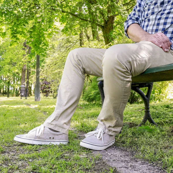 Homem sentado no banco em belo parque de verão . — Fotografia de Stock