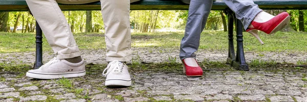 Casal irritado sentado no banco no belo parque de verão . — Fotografia de Stock